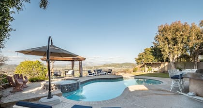 A Walk in the Clouds: Stunning Views, Game Room, Pool & Hot Tub!