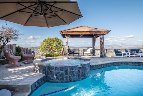 A Walk in the Clouds: Stunning Views, Game Room, Pool & Hot Tub!