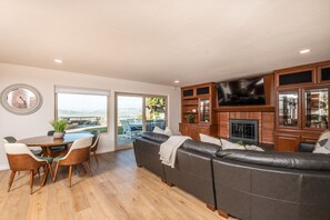 Smart TV, chimenea, videojuegos y futbolito 