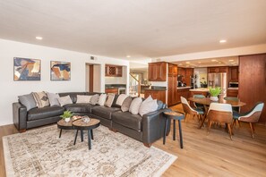 Smart TV, chimenea, videojuegos y futbolito 