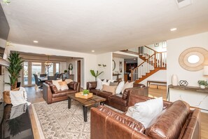 Smart TV, lareira, videogames, pebolim