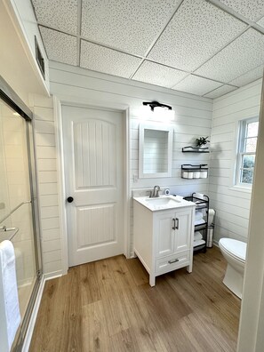 Shower, hair dryer, towels, soap - Guest House with a River View, located downtown Hannibal, MO—- No Cleaning Fee (Hannibal)
