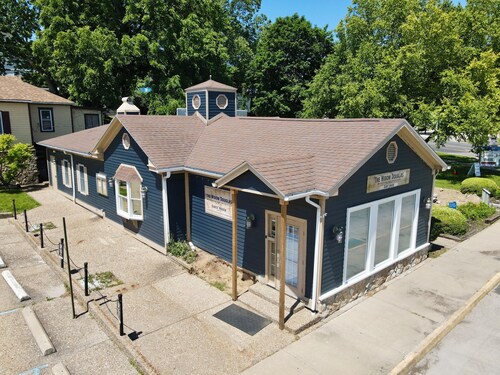 Guest House with a River View, located downtown Hannibal, MO—- No Cleaning Fee