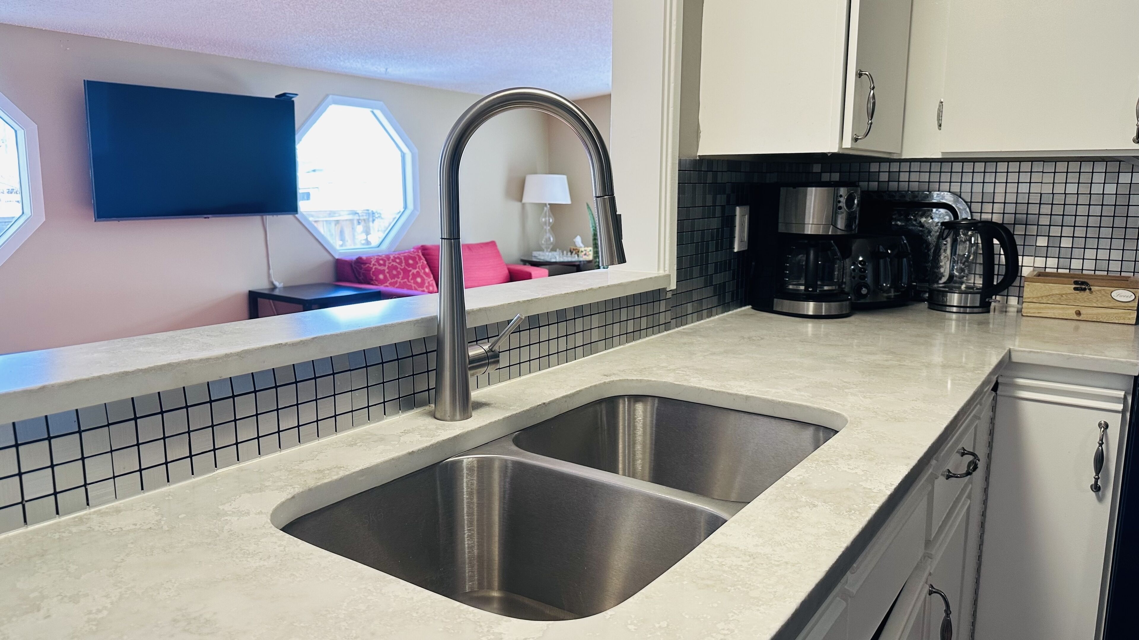 Réfrigérateur, micro-ondes, plaque de cuisson, lave-vaisselle