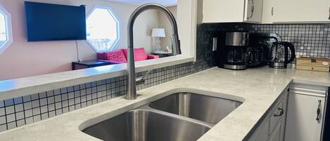 Réfrigérateur, micro-ondes, plaque de cuisson, lave-vaisselle