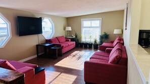 Smart TV - Spacious 5 bedrooms sleep 22 (Calgary)