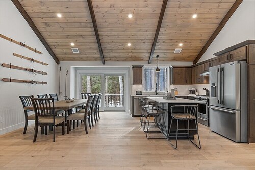 King’s Lodge in Woodstock – Sleeps 9, Family Retreat!