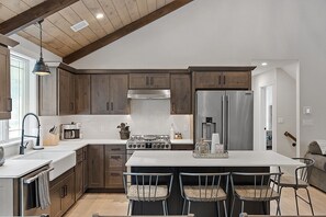 Kjøleskap, mikrobølgeovn, ovn og kokeplater