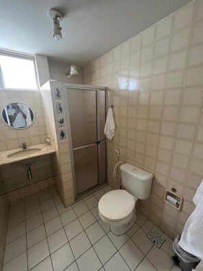 Shower, towels, soap, toilet paper - Apartment 5 minutes from the beach in Rio Vermelho (Salvador)