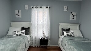 3 عدّة غرف نوم ومكتب ومكواة/لوح كي وسرير سفر