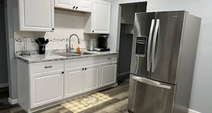 Upscaled Quiet Neighborhood- Modern 3 BDRM