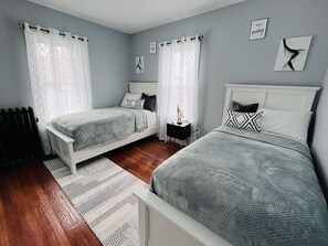 3 bedrooms, desk, iron/ironing board, travel crib