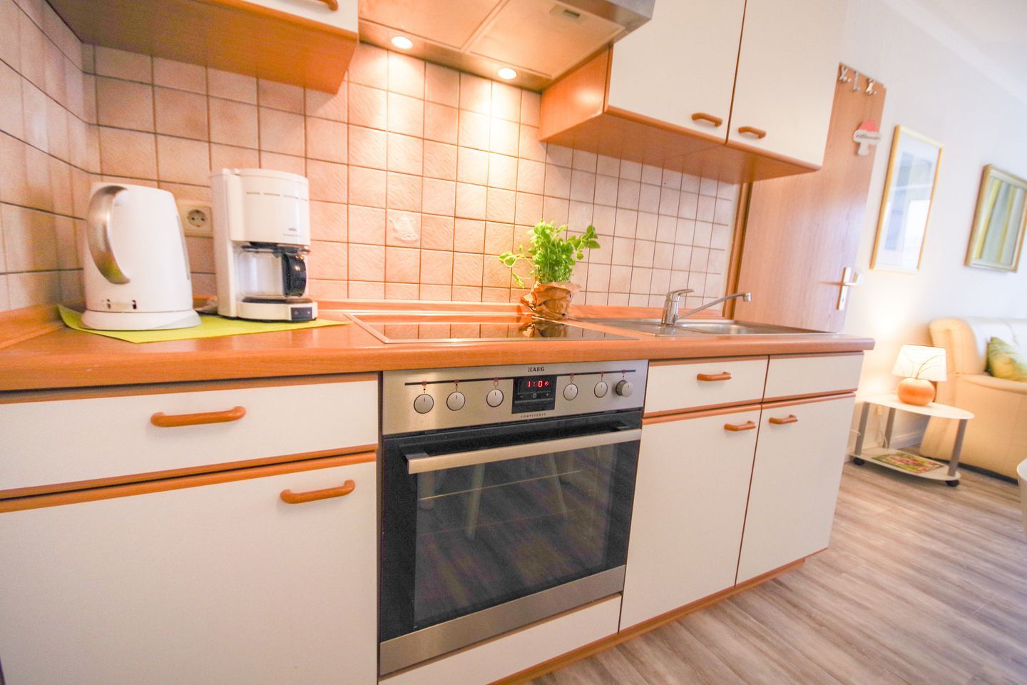 Eine Küche mit Herd, Backofen und Kaffeemaschine.