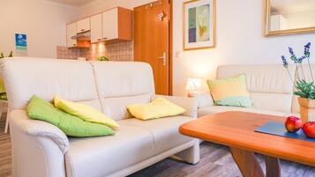 Fernseher, Tischtennisplatte, Stereoanlage