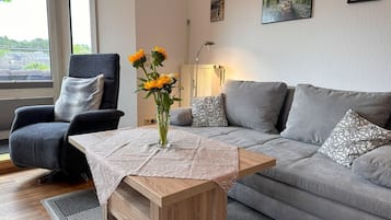 Tv, bordtennisbord, stereoanlæg