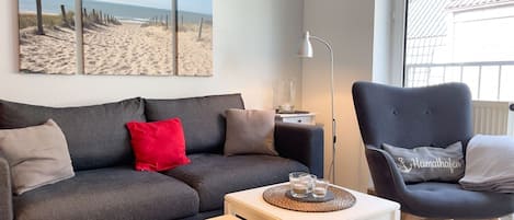 Una televisión, una mesa de tenis de mesa, un reproductor estéreo