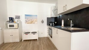 Fridge, microwave, oven, stovetop - Apartment with cozy furnishings, 5 min. to the beach - Nige Ooge (Cuxhaven)