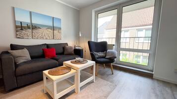 Fernseher, Tischtennisplatte, Stereoanlage