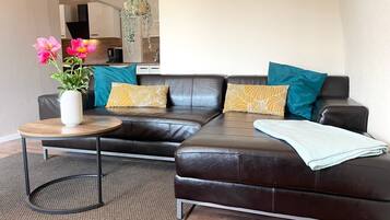 Fernseher, DVD-Player, Tischtennisplatte, Stereoanlage