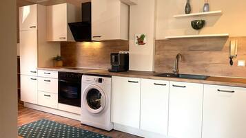 Kjøleskap, mikrobølgeovn, ovn og kokeplater