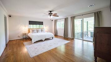 4 slaapkamers, een strijkplank/strijkijzer, gratis wifi, beddengoed