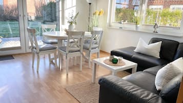 Fernseher, Tischtennisplatte, Stereoanlage