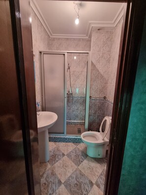 Apartamento, terraço, vista para a marina | Banheiro
