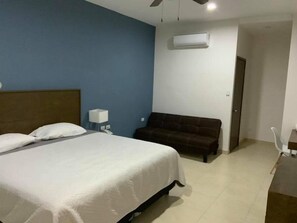 Standard-dobbeltværelse | Arbejdsområde til bærbare computere, gratis Wi-Fi