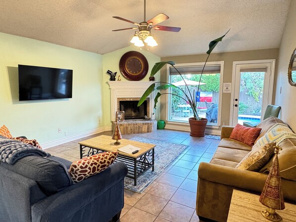 Älytelevisio, takka, pöytäjalkapallopöytä, kirjoja