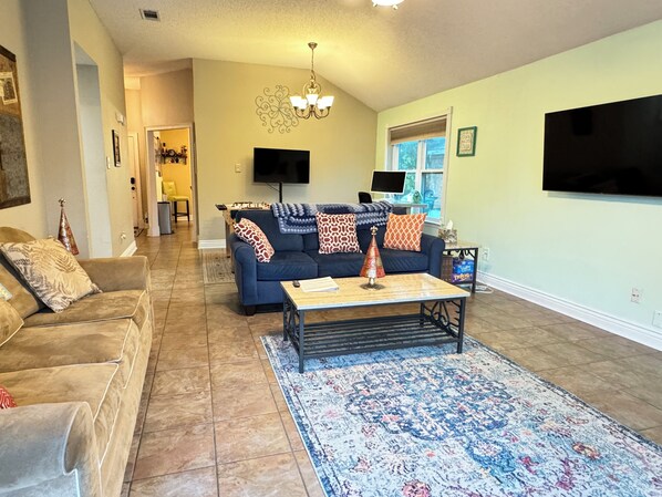 Smart TV, chimenea, futbolito y libros 