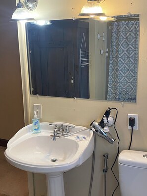Sèche-cheveux, bidet, serviettes fournies, savon