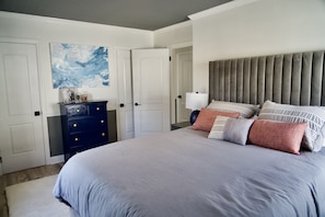 3 slaapkamers, een bureau, een strijkplank/strijkijzer, reisbedje