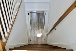 Interior - 5 minute walk to beach, walk to town & train (Fairfield)