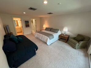 3 habitaciones, tabla de planchar con plancha y cuna de viaje 