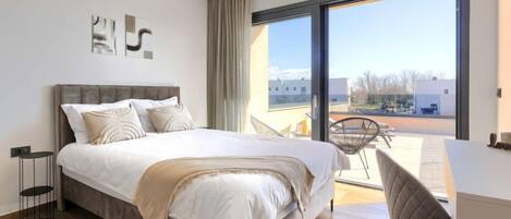 4 bedrooms, iron/ironing board, free internet