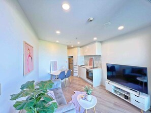 Smart TV - Ponsonby View 1-Bedroom with Pool in the City Centre (Auckland)