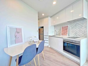 Microwave, oven, stovetop, toaster - Ponsonby View 1-Bedroom with Pool in the City Centre (Auckland)