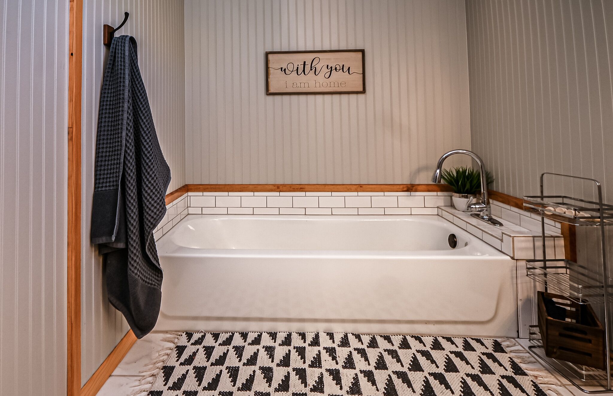 The Best of Both Worlds: Close to Town and Outdoor Activities w Hot Tub!