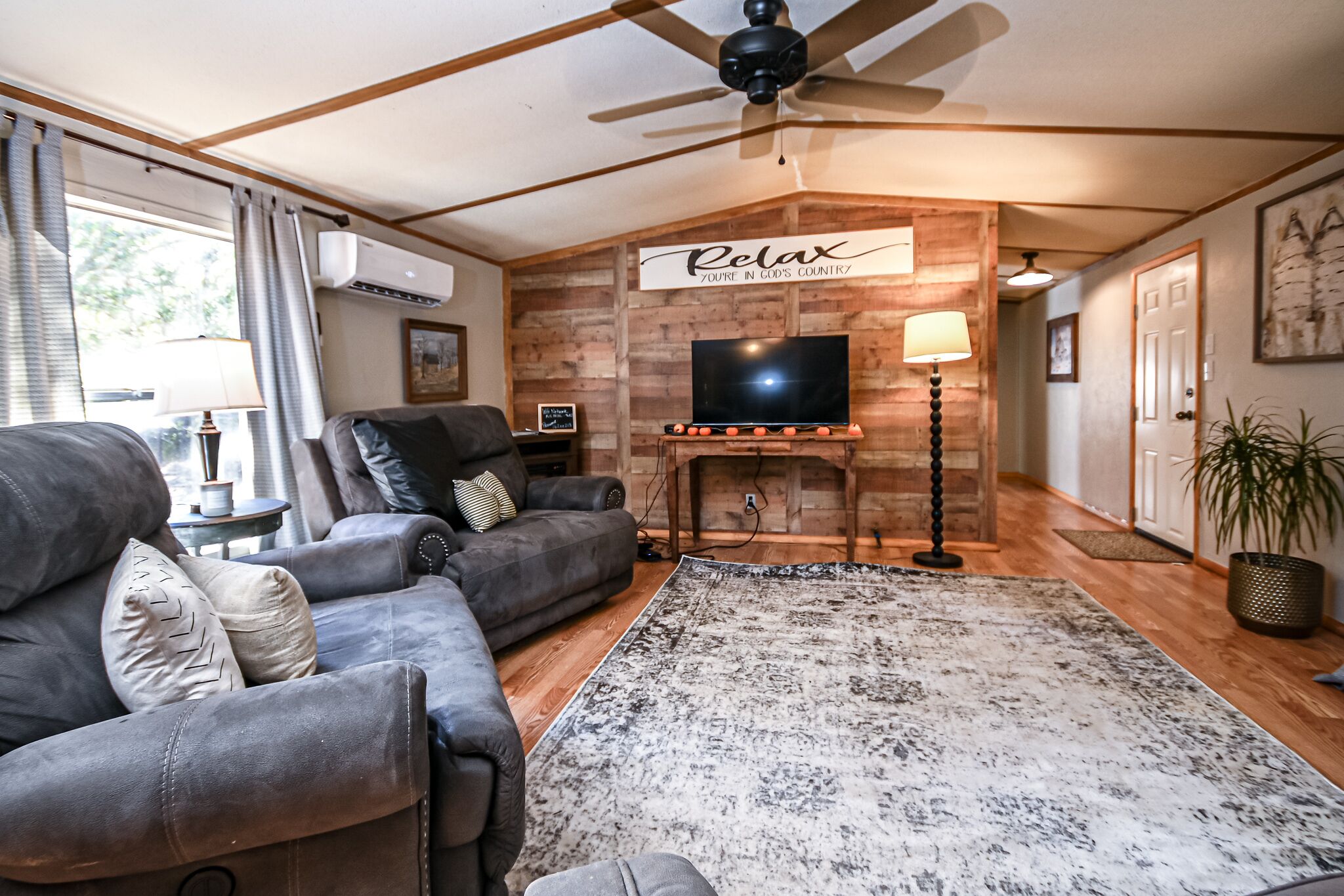 The Best of Both Worlds: Close to Town and Outdoor Activities w Hot Tub!