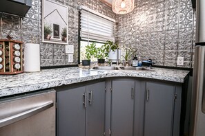 Private kitchen - The Best of Both Worlds: Close to Town and Outdoor Activities w Hot Tub! (Hatfield)