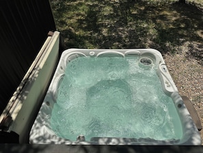 Outdoor spa tub - The Best of Both Worlds: Close to Town and Outdoor Activities w Hot Tub! (Hatfield)