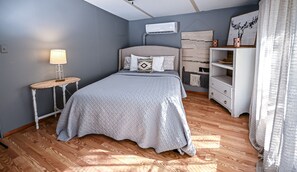 Room - The Best of Both Worlds: Close to Town and Outdoor Activities w Hot Tub! (Hatfield)