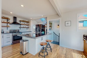 Kjøleskap, mikrobølgeovn, ovn og kokeplater