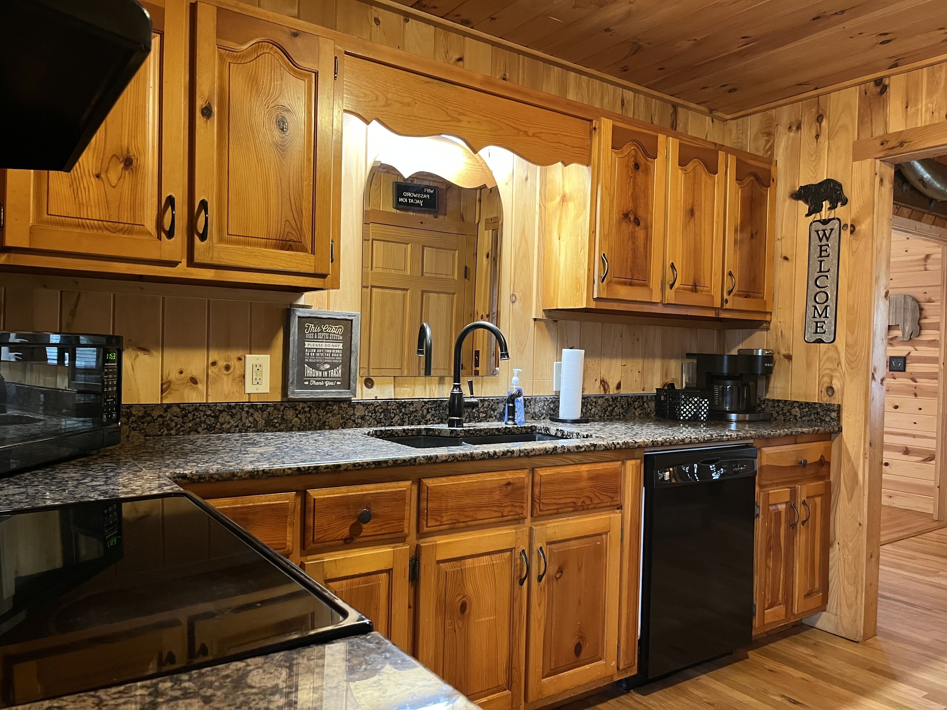 Cozy Ellijay Getaway w/hot tub