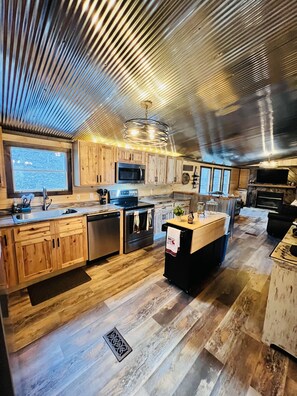 Jääkaappi, mikroaaltouuni, uuni, liesi