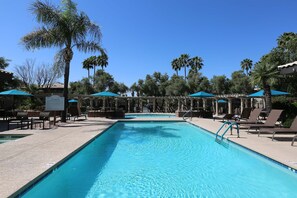 A heated pool - Trendy & Oh-So Contemporary (Scottsdale)