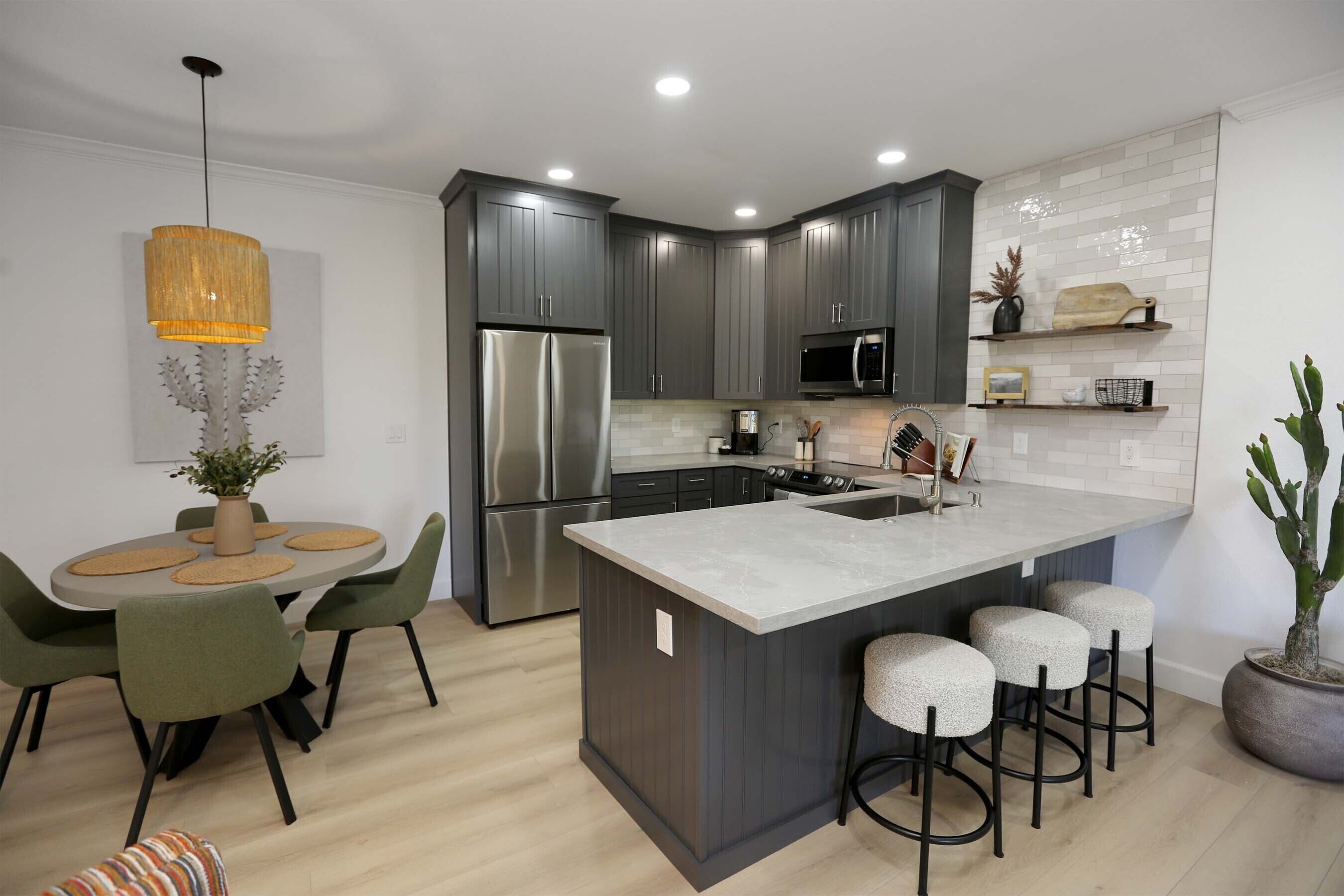 Kjøleskap, mikrobølgeovn, ovn og kokeplater