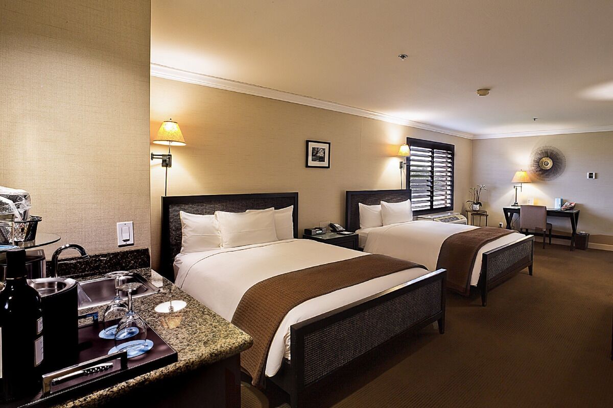 Indulge in an Unforgettable Getaway Experience! Onsite Pool, Free Parking