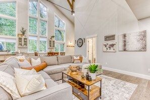 TV, fireplace, books - Beautiful home with fireplace, sauna, full kitchen & W/D (Welches)