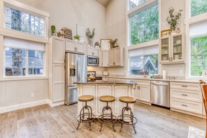 Fridge, microwave, oven, stovetop - Beautiful home with fireplace, sauna, full kitchen & W/D (Welches)